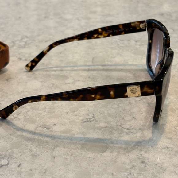 MCM Oversize Gradient Sunglasses With case main image 4